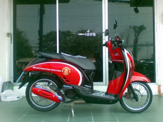 รถสวย ประหยัดน้ำมัน Scoopy -i ลายลิขสิทธิ์แมนยู