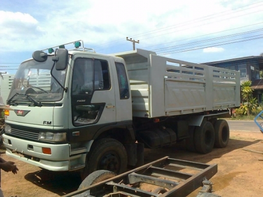 HINO FM 3M - 240 HP M10C ปี 40 รถพ่วงแม่+ลูก แม่กระบะดั๊มพ์คอกเหล็ก 12 ตันของสามมิตรลอนเฉียง ลูก 2 คานดั๊มพ์เหล็กฝาข้างแผ่นเรียบสวย เครื่องแน่นแห้งแรงดี ภายในเก๋งคอนโซลสวยครบ แอร์เย็น พวงมาลัยเพาเวอร์ เบรคทริ๊ปฟี้ ช่วงล่างคัชซีสวยยางสภาพดีมากพร้อมบรรทุกพร
