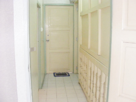 ทาวเฮาส์ 2 ชั้นหน้าม.บูรพา ทำเลดี ขายครับ