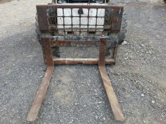 รถตักล้อยาง ยี่ห้อ BOBCAT รุ่น S185// ติดต่อ คุณพนัส 086-329-2935