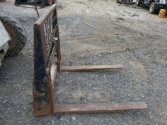 รถตักล้อยาง ยี่ห้อ BOBCAT รุ่น S185// ติดต่อ คุณพนัส 086-329-2935