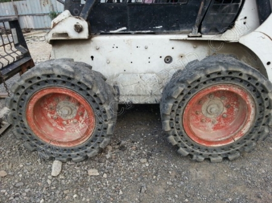 รถตักล้อยาง ยี่ห้อ BOBCAT รุ่น S185// ติดต่อ คุณพนัส 086-329-2935