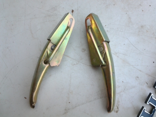 JOECLASSICขายโลโก้RN20  RN25  LN40  ยางขอบประตูRN10  ไฟท้ายRN10  มือเปิดกะบะท้ายสนใจโทรสอบฤามได้...