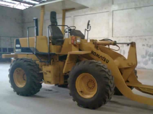 KOMATSU WA100 รถตักล้อยาง สภาพดีสวยจัดพร้อมทำงานได้เลย เครื่องแน่นดีไม่มีเยิ้ม ระบบบังคับเลี้ยวใช้งานง่ายไม่มีปัญหา ระบบไฮดรอลิกส์ไม่มีแตกไม่มีรั่วซึ่ม ช่วงล่างแน่นยางสภาพดี 4 เส้นพร้อมใช้งานได้เลย ราคาต่อรองได้นะครับ