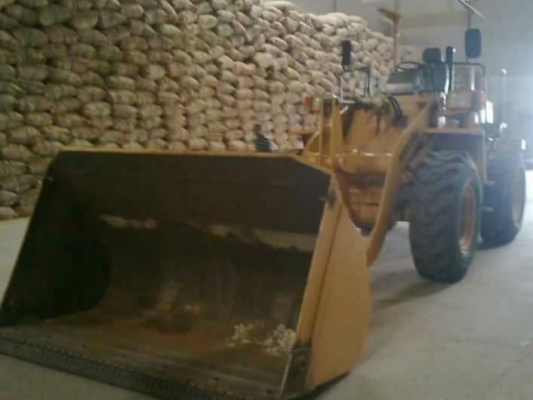 KOMATSU WA100 รถตักล้อยาง สภาพดีสวยจัดพร้อมทำงานได้เลย เครื่องแน่นดีไม่มีเยิ้ม ระบบบังคับเลี้ยวใช้งานง่ายไม่มีปัญหา ระบบไฮดรอลิกส์ไม่มีแตกไม่มีรั่วซึ่ม ช่วงล่างแน่นยางสภาพดี 4 เส้นพร้อมใช้งานได้เลย ราคาต่อรองได้นะครับ