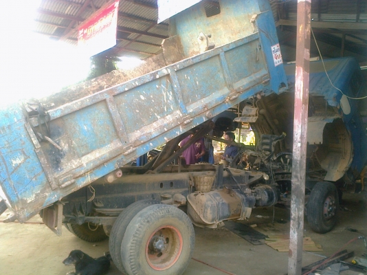 KOMATSU WA100 รถตักล้อยาง สภาพดีสวยจัดพร้อมทำงานได้เลย เครื่องแน่นดีไม่มีเยิ้ม ระบบบังคับเลี้ยวใช้งานง่ายไม่มีปัญหา ระบบไฮดรอลิกส์ไม่มีแตกไม่มีรั่วซึ่ม ช่วงล่างแน่นยางสภาพดี 4 เส้นพร้อมใช้งานได้เลย ราคาต่อรองได้นะครับ