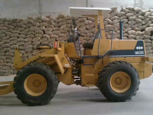KOMATSU WA100 รถตักล้อยาง สภาพดีสวยจัดพร้อมทำงานได้เลย เครื่องแน่นดีไม่มีเยิ้ม ระบบบังคับเลี้ยวใช้งานง่ายไม่มีปัญหา ระบบไฮดรอลิกส์ไม่มีแตกไม่มีรั่วซึ่ม ช่วงล่างแน่นยางสภาพดี 4 เส้นพร้อมใช้งานได้เลย ราคาต่อรองได้นะครับ