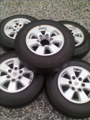 อยากขายปรับราคาใหม่ขายยางพร้อมแม็ก toyota 6 รู ขอบ15  ยางบริสโตร์ 195R15 ยางปี 11  ใส่รถตู้ได้  รวม 5 เส้น  พร้อมน๊อต 24 ตัว