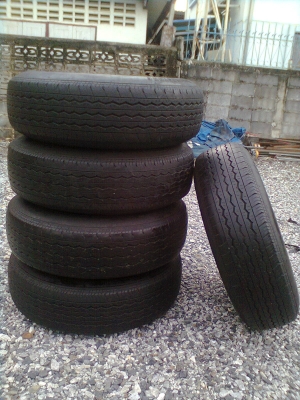 อยากขายปรับราคาใหม่ขายยางพร้อมแม็ก toyota 6 รู ขอบ15  ยางบริสโตร์ 195R15 ยางปี 11  ใส่รถตู้ได้  รวม 5 เส้น  พร้อมน๊อต 24 ตัว