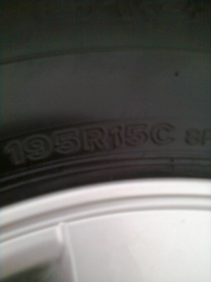 อยากขายปรับราคาใหม่ขายยางพร้อมแม็ก toyota 6 รู ขอบ15  ยางบริสโตร์ 195R15 ยางปี 11  ใส่รถตู้ได้  รวม 5 เส้น  พร้อมน๊อต 24 ตัว