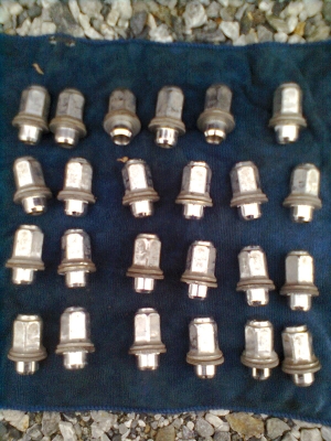 อยากขายปรับราคาใหม่ขายยางพร้อมแม็ก toyota 6 รู ขอบ15  ยางบริสโตร์ 195R15 ยางปี 11  ใส่รถตู้ได้  รวม 5 เส้น  พร้อมน๊อต 24 ตัว