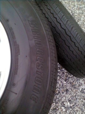 อยากขายปรับราคาใหม่ขายยางพร้อมแม็ก toyota 6 รู ขอบ15  ยางบริสโตร์ 195R15 ยางปี 11  ใส่รถตู้ได้  รวม 5 เส้น  พร้อมน๊อต 24 ตัว