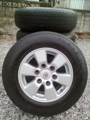 อยากขายปรับราคาใหม่ขายยางพร้อมแม็ก toyota 6 รู ขอบ15  ยางบริสโตร์ 195R15 ยางปี 11  ใส่รถตู้ได้  รวม 5 เส้น  พร้อมน๊อต 24 ตัว