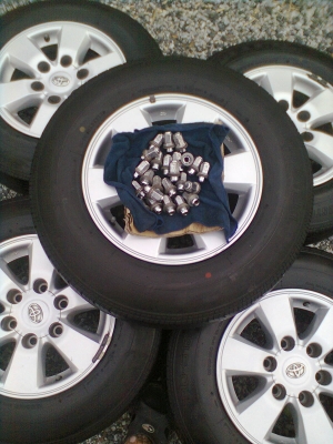 อยากขายปรับราคาใหม่ขายยางพร้อมแม็ก toyota 6 รู ขอบ15  ยางบริสโตร์ 195R15 ยางปี 11  ใส่รถตู้ได้  รวม 5 เส้น  พร้อมน๊อต 24 ตัว