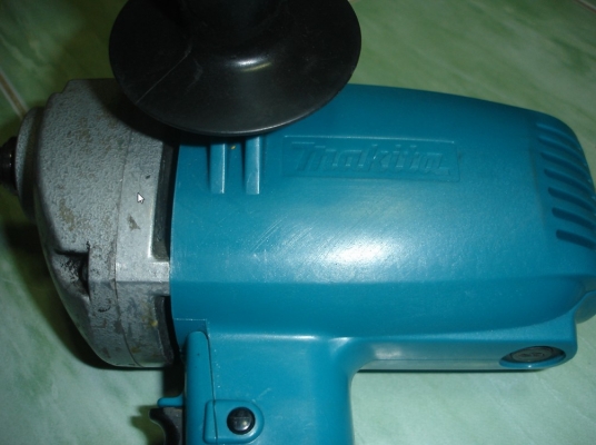 ขายเครื่องขัดสี Makita 9218BL 1400/min 860w