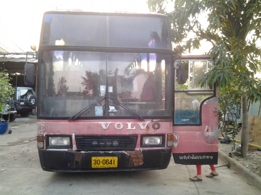 ขายรถบัสแอร์ วอลโว่ B58 ชั้นครึ่ง 12 เมตร 50 ที่นั่ง เครื่อง 260 CC พร้อมเครื่อง ทำแอร์ใหม่ รถสตาร์ททีเดียวติด สีไม่ผุแต่ลอกเป็นแผ่นๆ เพราะจอดนาน มาทดสอบขับดูได้ครับ คัดซีสวย ยางดี ทำสีอย่างเดียว จบเลย ขายถูก 235,000 บาท สนใจติดต่อ คุณสมศักดิ์ ชัยขัติย์ โ