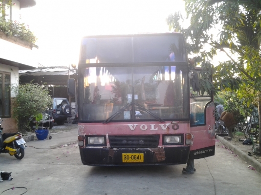 ขายรถบัสแอร์ วอลโว่ B58 ชั้นครึ่ง 12 เมตร 50 ที่นั่ง เครื่อง 260 CC พร้อมเครื่อง ทำแอร์ใหม่ รถสตาร์ททีเดียวติด สีไม่ผุแต่ลอกเป็นแผ่นๆ เพราะจอดนาน มาทดสอบขับดูได้ครับ คัดซีสวย ยางดี ทำสีอย่างเดียว จบเลย ขายถูก 235,000 บาท สนใจติดต่อ คุณสมศักดิ์ ชัยขัติย์ โ