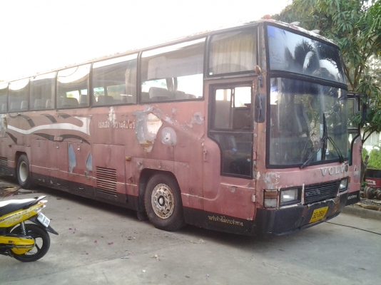 ขายรถบัสแอร์ วอลโว่ B58 ชั้นครึ่ง 12 เมตร 50 ที่นั่ง เครื่อง 260 CC พร้อมเครื่อง ทำแอร์ใหม่ รถสตาร์ททีเดียวติด สีไม่ผุแต่ลอกเป็นแผ่นๆ เพราะจอดนาน มาทดสอบขับดูได้ครับ คัดซีสวย ยางดี ทำสีอย่างเดียว จบเลย ขายถูก 235,000 บาท สนใจติดต่อ คุณสมศักดิ์ ชัยขัติย์ โ