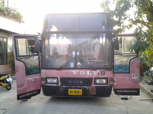 ขายรถบัสแอร์ วอลโว่ B58 ชั้นครึ่ง 12 เมตร 50 ที่นั่ง เครื่อง 260 CC พร้อมเครื่อง ทำแอร์ใหม่ รถสตาร์ททีเดียวติด สีไม่ผุแต่ลอกเป็นแผ่นๆ เพราะจอดนาน มาทดสอบขับดูได้ครับ คัดซีสวย ยางดี ทำสีอย่างเดียว จบเลย ขายถูก 235,000 บาท สนใจติดต่อ คุณสมศักดิ์ ชัยขัติย์ โ