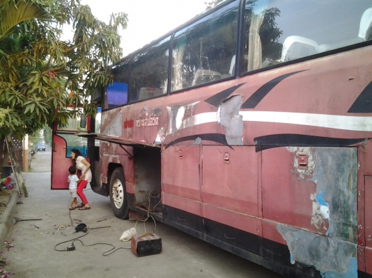 ขายรถบัสแอร์ วอลโว่ B58 ชั้นครึ่ง 12 เมตร 50 ที่นั่ง เครื่อง 260 CC พร้อมเครื่อง ทำแอร์ใหม่ รถสตาร์ททีเดียวติด สีไม่ผุแต่ลอกเป็นแผ่นๆ เพราะจอดนาน มาทดสอบขับดูได้ครับ คัดซีสวย ยางดี ทำสีอย่างเดียว จบเลย ขายถูก 235,000 บาท สนใจติดต่อ คุณสมศักดิ์ ชัยขัติย์ โ