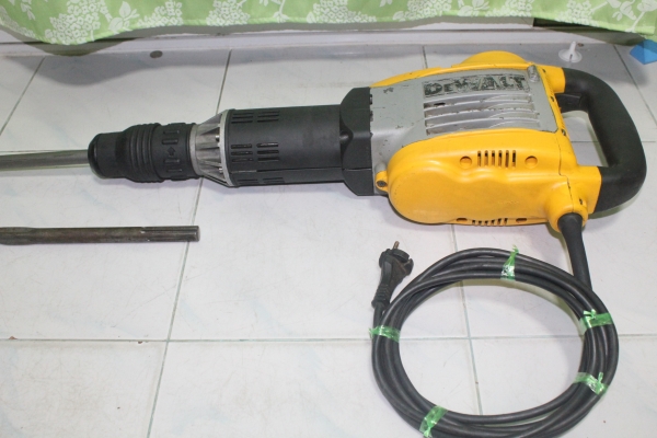 เครื่องสกัดคอนกรีต DEWALT รุ่น D25900K 1500w สภาพดีมากๆครับ