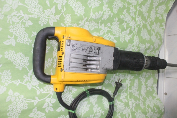 เครื่องสกัดคอนกรีต DEWALT รุ่น D25900K 1500w สภาพดีมากๆครับ