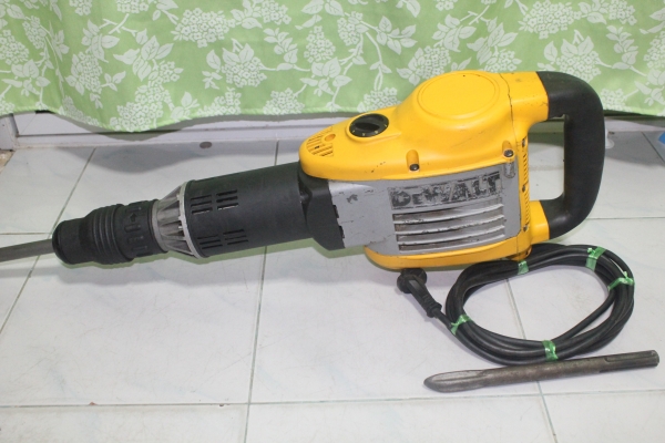 เครื่องสกัดคอนกรีต DEWALT รุ่น D25900K 1500w สภาพดีมากๆครับ