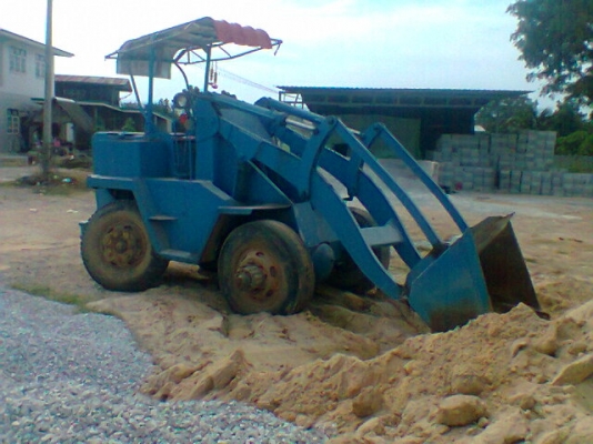 ขายรถตักล้อยาง6ล้อ ตักใส่10ล้อได้ ติดต่อได้ที่คุณ อ๊อฟ พิจิตร 086-737-9991