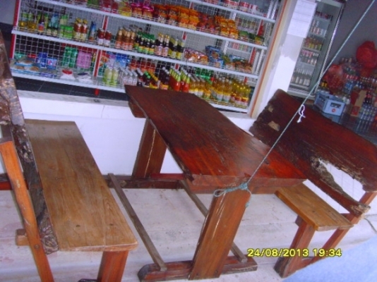 ขายโต๊ะไม้มะค่า  8000 บาท