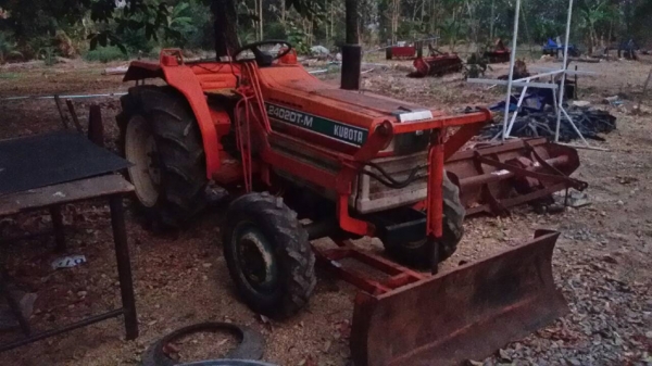 ขาย KUBOTA L2402DT-M เครื่องดี เกียร์ดี พร้อมใบดันหน้า ครับ