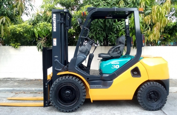 โคมัตสุดีเซลขนาด 3 ตัน รุ่น  FD30-16 เสา 3 เมตร 081-3535-948