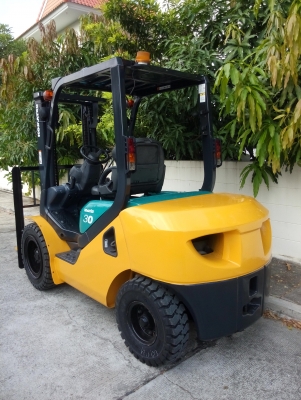 โคมัตสุดีเซลขนาด 3 ตัน รุ่น  FD30-16 เสา 3 เมตร 081-3535-948