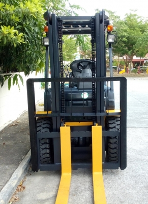 โคมัตสุดีเซลขนาด 3 ตัน รุ่น  FD30-16 เสา 3 เมตร 081-3535-948