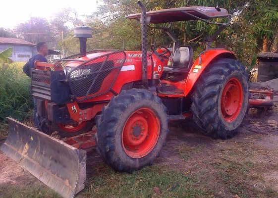 KUBOTA M9540 - 4WD รถสวยมากครับบอดี้ตัวถังเดิมๆดี ทำงานมาแล้ว 2,242 ชม. เครื่องแน่นดีแรงดีไม่เยิ้ม เกียร์ไม่เคยมีปัญหา ระบบไฮดรอลิกส์ไม่มีแตกไม่รั่วซึ่ม ช่วงล่าง 2 เพลาอุปกรณ์ใบดัน ผาน 6 ครบครัน เอกสารทะเบียน ราคาต่อรองได้ครับ