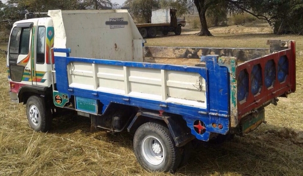 HINO FD 195 HP HO7D หกล้อดั๊มพ์ กระบะดั๊มพ์เหล็ก 5 ตันความยาว 3.60 เมตรอย่างสวย เครื่องแรกดีไม่มีเยิ้ม หัวเก๋งลายสวยภายในเก๋งคอนโซลสวยครบอุปกรณ์พร้อม พวงมาลัยเพาเวอร์ ระบบเบรคทริ๊ปฟี้ ช่วงล่างใหญ่คัชซีสวยไม่มีดาม ยาง 8.25 ขอบ 16 สภาพดี 70\% พร้อมใช้งาน เอก