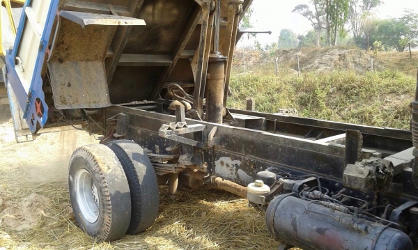 HINO FD 195 HP HO7D หกล้อดั๊มพ์ กระบะดั๊มพ์เหล็ก 5 ตันความยาว 3.60 เมตรอย่างสวย เครื่องแรกดีไม่มีเยิ้ม หัวเก๋งลายสวยภายในเก๋งคอนโซลสวยครบอุปกรณ์พร้อม พวงมาลัยเพาเวอร์ ระบบเบรคทริ๊ปฟี้ ช่วงล่างใหญ่คัชซีสวยไม่มีดาม ยาง 8.25 ขอบ 16 สภาพดี 70\% พร้อมใช้งาน เอก HINO FD 195 HP HO7D หกล้อดั๊มพ์ กระบะดั๊มพ์เหล็ก 5 ตันความยาว 3.60 เมตรอย่างสวย เครื่องแรกดีไม่มีเยิ้ม หัวเก๋งลายสวยภายในเก๋งคอนโซลสวยครบอุปกรณ์พร้อม พวงมาลัยเพาเวอร์ ระบบเบรคทริ๊ปฟี้ ช่วงล่างใหญ่คัชซีสวยไม่มีดาม ยาง 8.25 ขอบ 16 สภาพดี 70\% พร้อมใช้งาน เอก