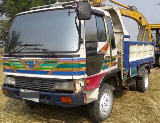 HINO FD 195 HP HO7D หกล้อดั๊มพ์ กระบะดั๊มพ์เหล็ก 5 ตันความยาว 3.60 เมตรอย่างสวย เครื่องแรกดีไม่มีเยิ้ม หัวเก๋งลายสวยภายในเก๋งคอนโซลสวยครบอุปกรณ์พร้อม พวงมาลัยเพาเวอร์ ระบบเบรคทริ๊ปฟี้ ช่วงล่างใหญ่คัชซีสวยไม่มีดาม ยาง 8.25 ขอบ 16 สภาพดี 70\% พร้อมใช้งาน เอก HINO FD 195 HP HO7D หกล้อดั๊มพ์ กระบะดั๊มพ์เหล็ก 5 ตันความยาว 3.60 เมตรอย่างสวย เครื่องแรกดีไม่มีเยิ้ม หัวเก๋งลายสวยภายในเก๋งคอนโซลสวยครบอุปกรณ์พร้อม พวงมาลัยเพาเวอร์ ระบบเบรคทริ๊ปฟี้ ช่วงล่างใหญ่คัชซีสวยไม่มีดาม ยาง 8.25 ขอบ 16 สภาพดี 70\% พร้อมใช้งาน เอก