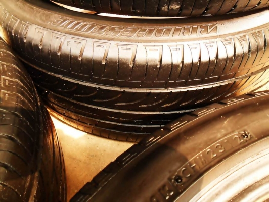 ยางขอบ17 บริดสโตน215-45 R17ลงพื้นปี13(4เส้น3,400บ)ดอกหนามาก80\% ยางขอบ17 บริดสโตน215-45 R17ลงพื้นปี13(4เส้น3,400บ)ดอกหนามาก80\%