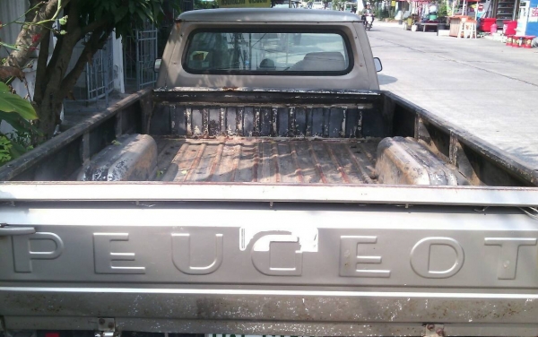 ขายด่วนเปอรโย504กระบะปี87 สีต้องทำ ขายตามสภาพ49,000 ขับได้ แอร์เย็น