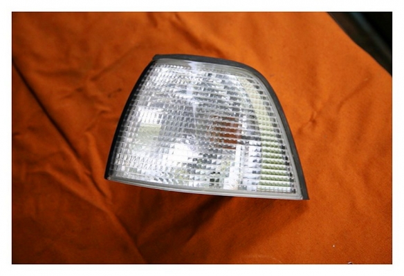 ไฟเลี้ยวมุมหน้าซ้าย BMW E36 หยดน้ำ