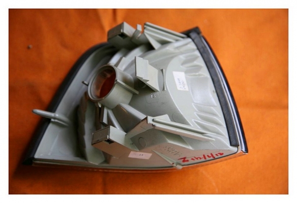 ไฟเลี้ยวมุมหน้าซ้าย BMW E36 หยดน้ำ