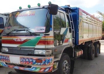 HINO FM 3M 320 HP PO9 สิบล้อดั๊มพ์ 2 เพลา กระบะดั๊มพ์คอกมิเนียม 12 ตันของอู่ ส.สุชัย สุพรรณบุรี เครื่องยนต์ 320 แน่นดีแรงดีมากครับ มีระบบลากพ่วงติดตั้งครบพร้อมใช้งาน ภายในเก๋งสวยใสอุปกรณ์ภายในครบครัน แอร์ พ.เพาเวอร์ ระบบเบรคทริ๊ปฟี้ เอกสารทะเบียนครบพรัอม