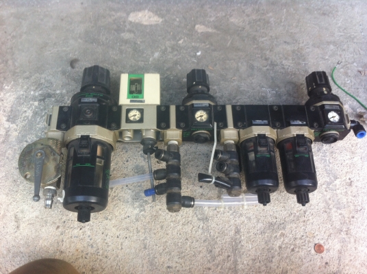 ชุดดักน้ำและปรับแรงดันลม CKD เป็นชุดดักน้ำดักฝุน 3 ท่อต่อกันเป็นแถว