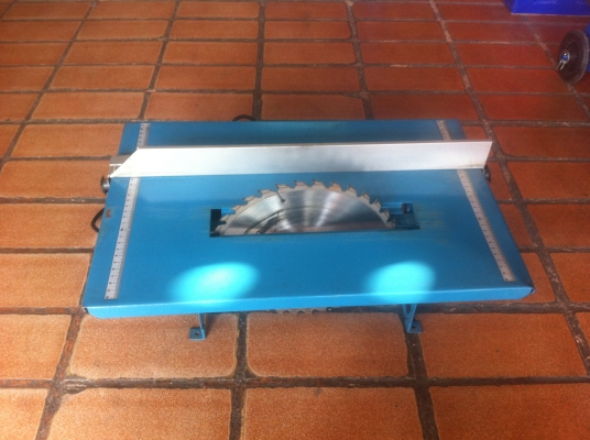 แท่นเลื่อยวงเดือนแบบวางบนพื้นหรือบนโต็ะ ใบเลื่อยยึดที่แกนมอเตอร์