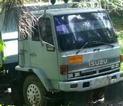 หกล้อดั้ม&hellip;2คัน&hellip;อีซูซุ 195~165แรง สภาพดีสวยๆทั้ง2คัน ราคาถูกๆเลย คันละ435,000 &hellip;ไม่มีทะเบียน&hellip;มีแต่ใบสัณญ่าซื้อขายกับเจ้าของรถเลย ครับ