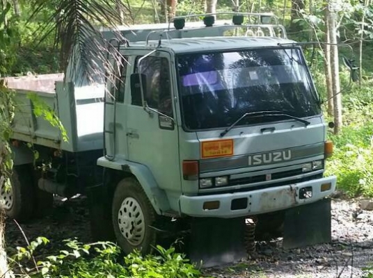 หกล้อดั้ม&hellip;2คัน&hellip;อีซูซุ 195~165แรง สภาพดีสวยๆทั้ง2คัน ราคาถูกๆเลย คันละ435,000 &hellip;ไม่มีทะเบียน&hellip;มีแต่ใบสัณญ่าซื้อขายกับเจ้าของรถเลย ครับ