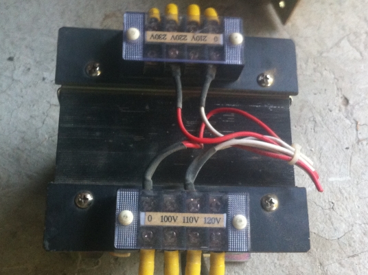 หม้อแปลง NAGOYA  ขนาด 200-240 V. แปลงเป็น 100 V.  กำลัง 750 VA.