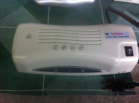 เครื่องเคลือบบัตรขนาด 5 นิ้ว ใช้งานง่ายแค่เปิดเครื่อง มีไฟแสดงเมื่อเครื่องพร้อมในการป้อน