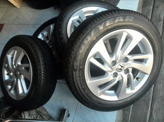 ล้อ JAZZ GK 15" พร้อมยาง GOODYEAR 175-65-15 ปี14 น้องๆป้ายแดง ตุ่มหน้ายางยังอยู่ลางๆ ชุดละ 10,900 บาท