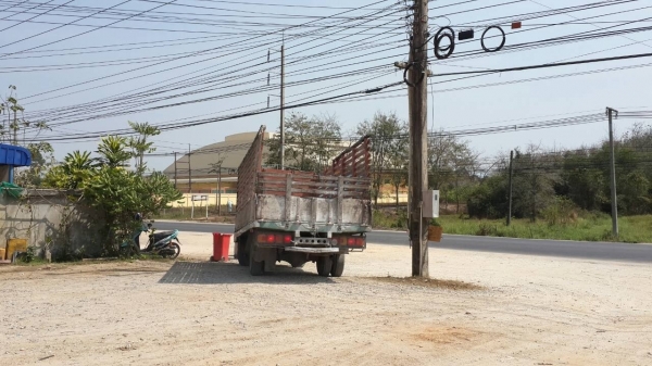 กระบะไม้ ยกลงจาก kM 779  กว้าง2.1 ยาว 5.5  เมตร